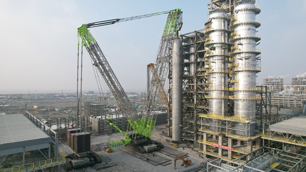 In China, the Zoomlion ZCC89000 crane broke 2 records and installed the world's largest single-piece hydrogenation reactor, weighing 3,037 tons, in 6 days.
image:Zoomlion