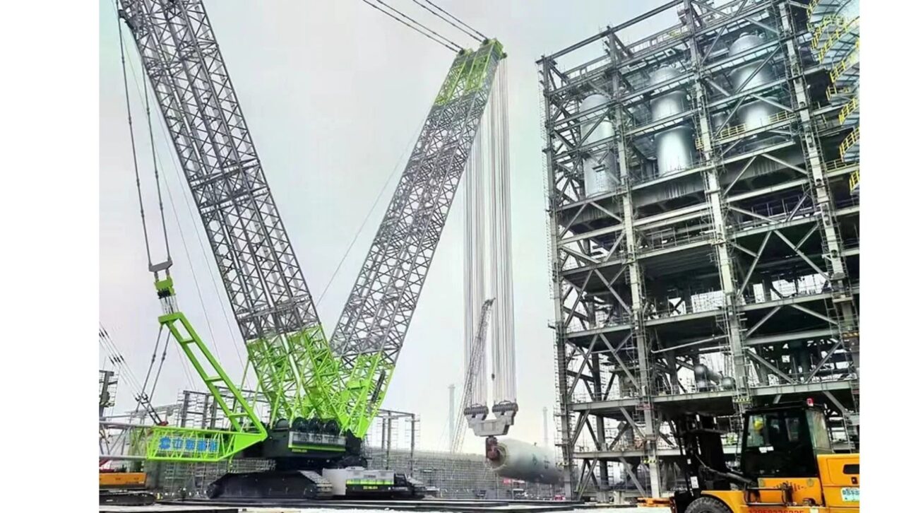 In China, the Zoomlion ZCC89000 crane set 2 records and installed the largest single-piece hydrogenation reactor in the world, weighing 3,037 tons, in 6 days.
image:Zoomlion
