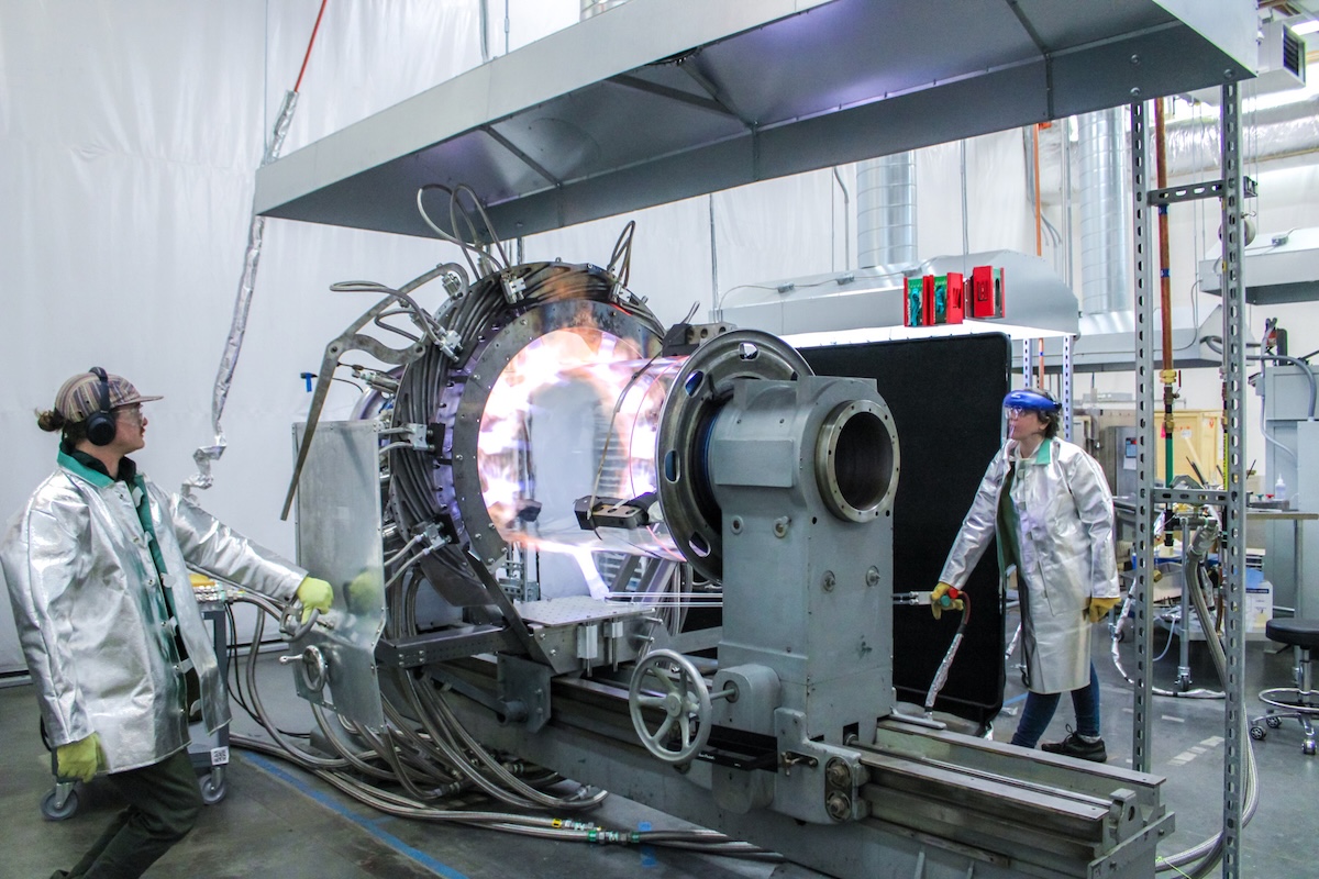 Microsoft assinou acordo com a Helion para comprar energia de fusão em 2028, enquanto Sam Altman e investidores apostam bilhões na corrida pela fusão nuclear.