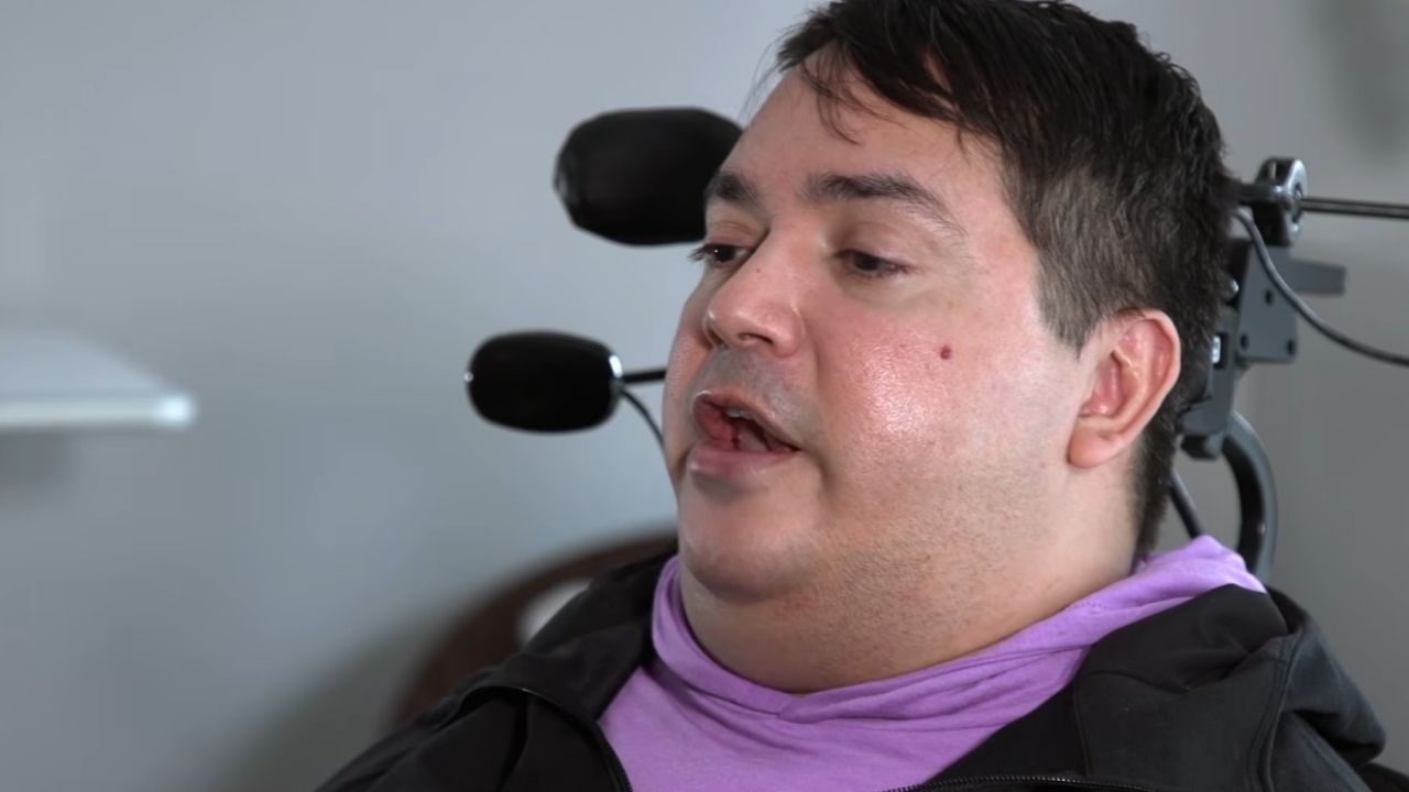 Implante cerebral com inteligência artificial usa dupla ponte neural para contornar lesão medular e devolver movimentos a homem com tetraplegia.