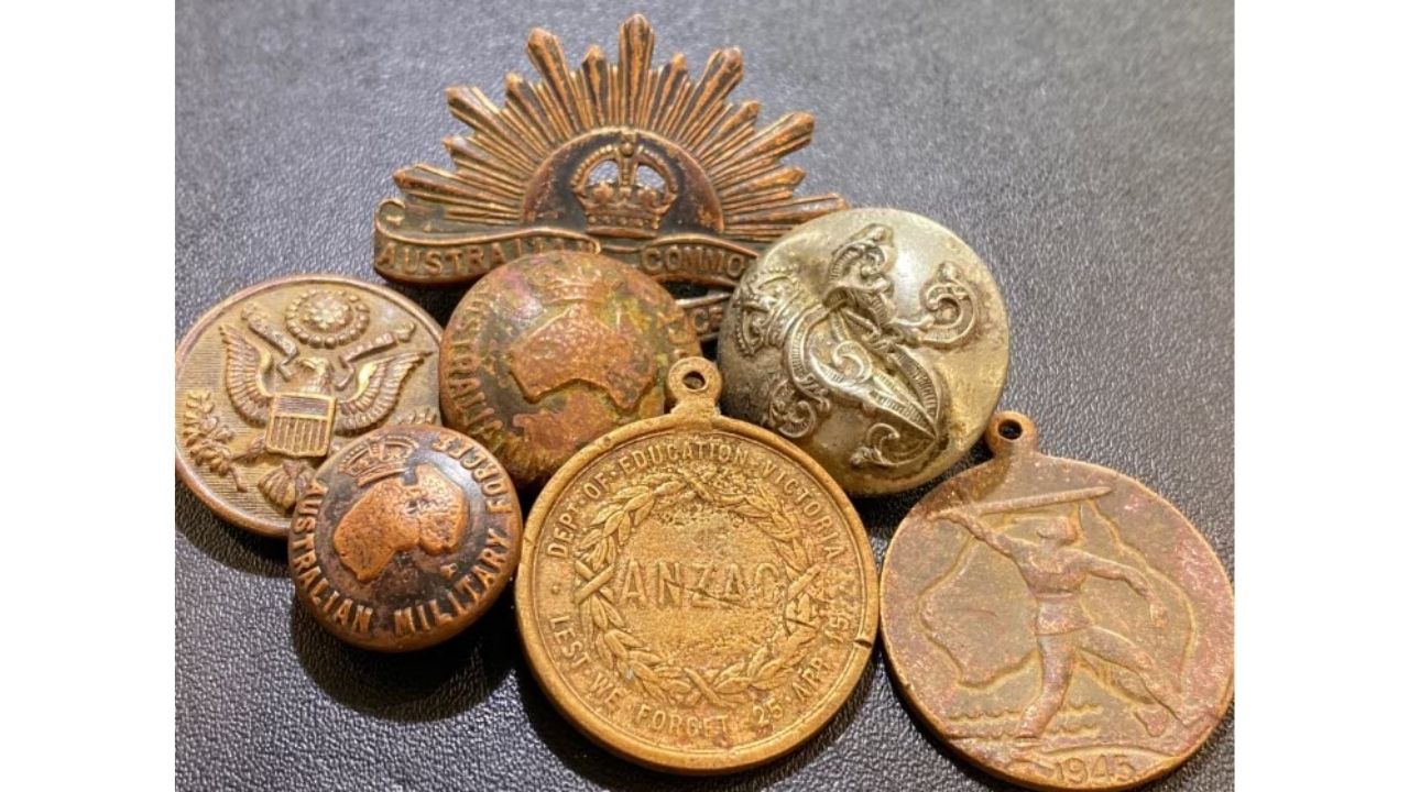 Relógio de bolso centenário achado com detector de metais em Red Cliffs é ligado a Frank Cowling, veterano da Primeira Guerra Mundial.