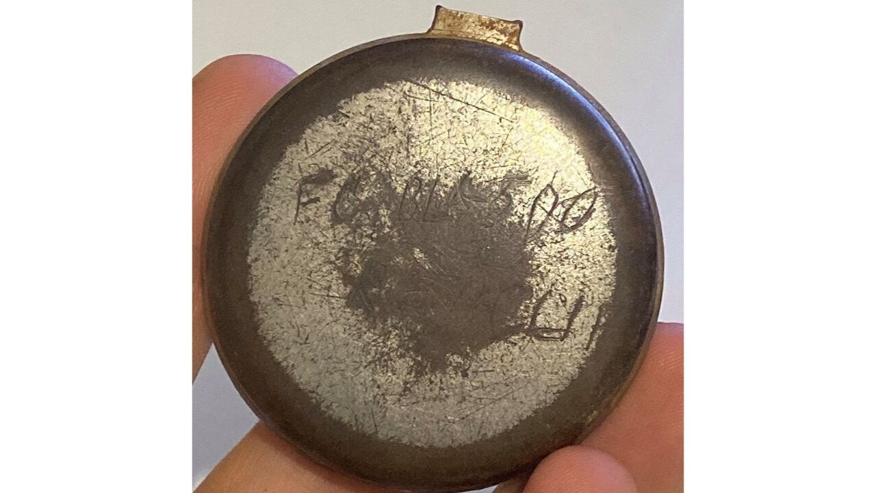 Relógio de bolso centenário achado com detector de metais em Red Cliffs é ligado a Frank Cowling, veterano da Primeira Guerra Mundial.