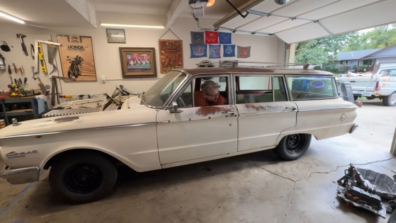 Homem pega Mercury Comet 1962 morto na garagem, usa Nissan Leaf batido para cortar custos e faz por menos de US$ 6 mil uma conversão elétrica que passaria de US$ 40 mil (2)