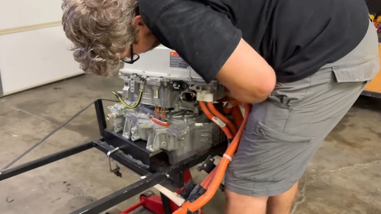 This Old Jalopy shows electric conversion of 1962 Mercury Comet with Nissan Leaf, donor electric car that brought the classic back to the garage.