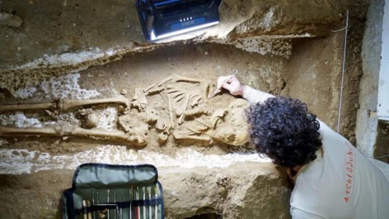 As obras de renovação do porão em Corbeil-Essonnes levaram os arqueólogos a descobrir um cemitério de 1.700 anos com dezenas de sepulturas, como mostram as fotos. Foto de Archeodunum.