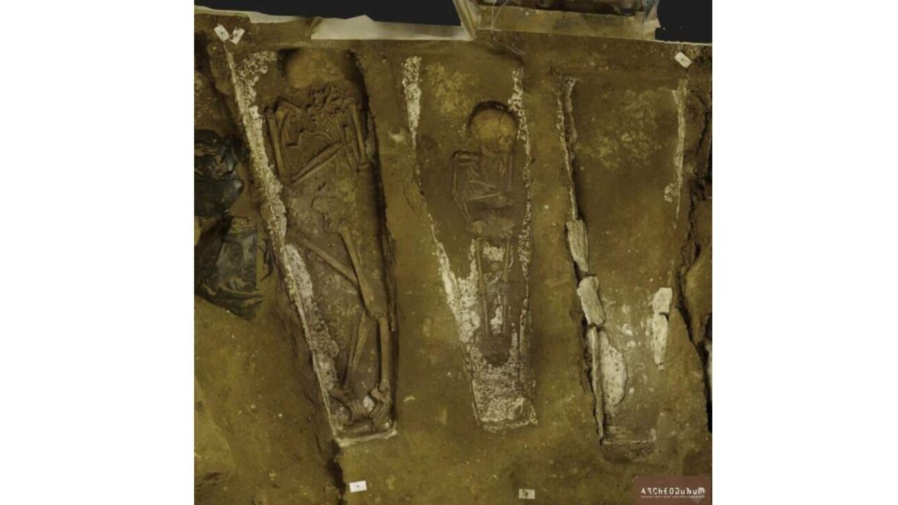 Alguns dos sarcófagos antigos encontrados no porão. Foto de Archeodunum.