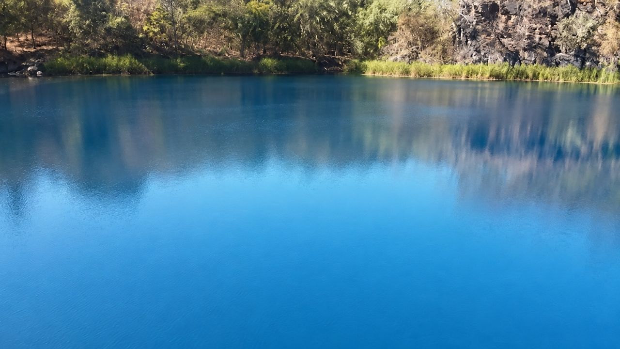 Lagoa de Niquelândia revela dolina azul, caverna subterrânea, profundidade da lagoa e câmera perdida em Goiás.