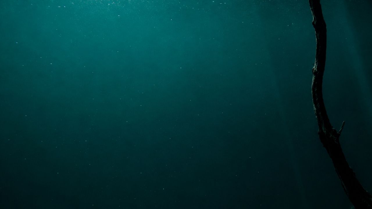 Lagoa de Niquelândia revela dolina azul, caverna subterrânea, profundidade da lagoa e câmera perdida em Goiás.