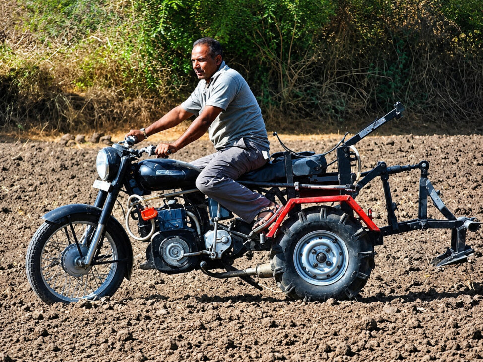 Agricultor indiano transformou uma motocicleta Enfield Bullet em um mini trator multifuncional capaz de arar, semear e pulverizar com baixo consumo de combustível.