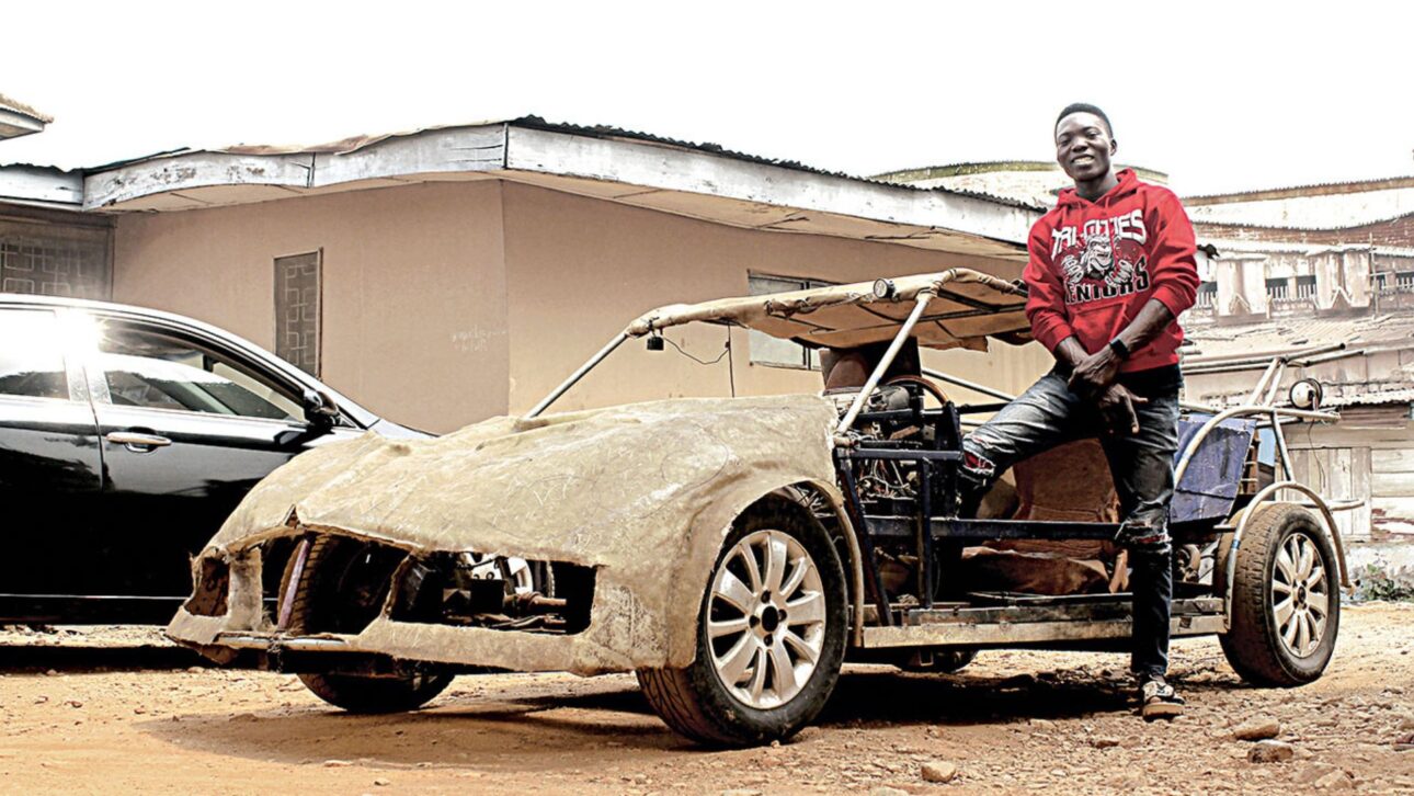 Ibitoye Olajide Michael construiu um carro com sucata, papelão, fibra de vidro