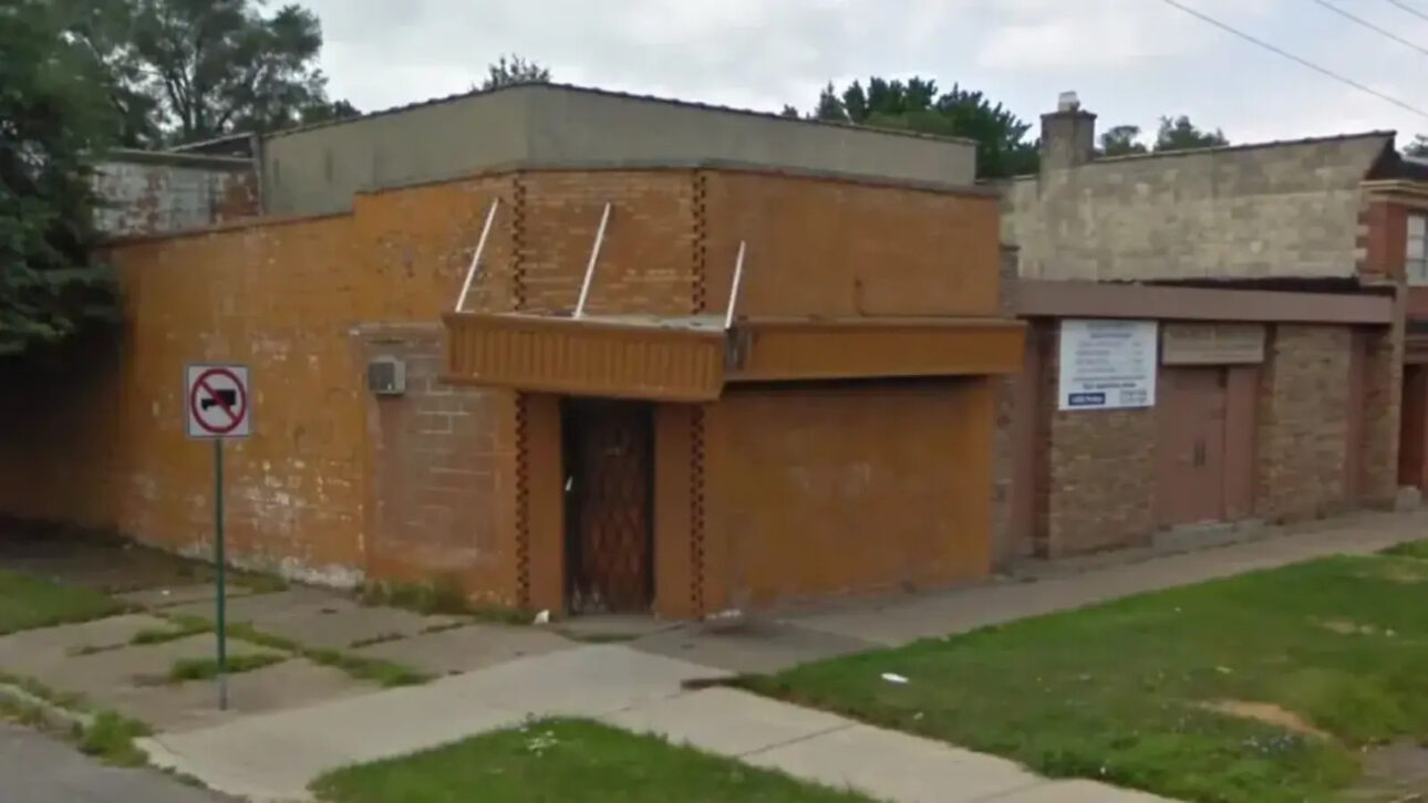 Ele passava todos os dias por um prédio abandonado em Detroit, comprou o imóvel em 2024 e agora transformou o local esquecido em uma livraria que reuniu 400 pessoas na inauguração