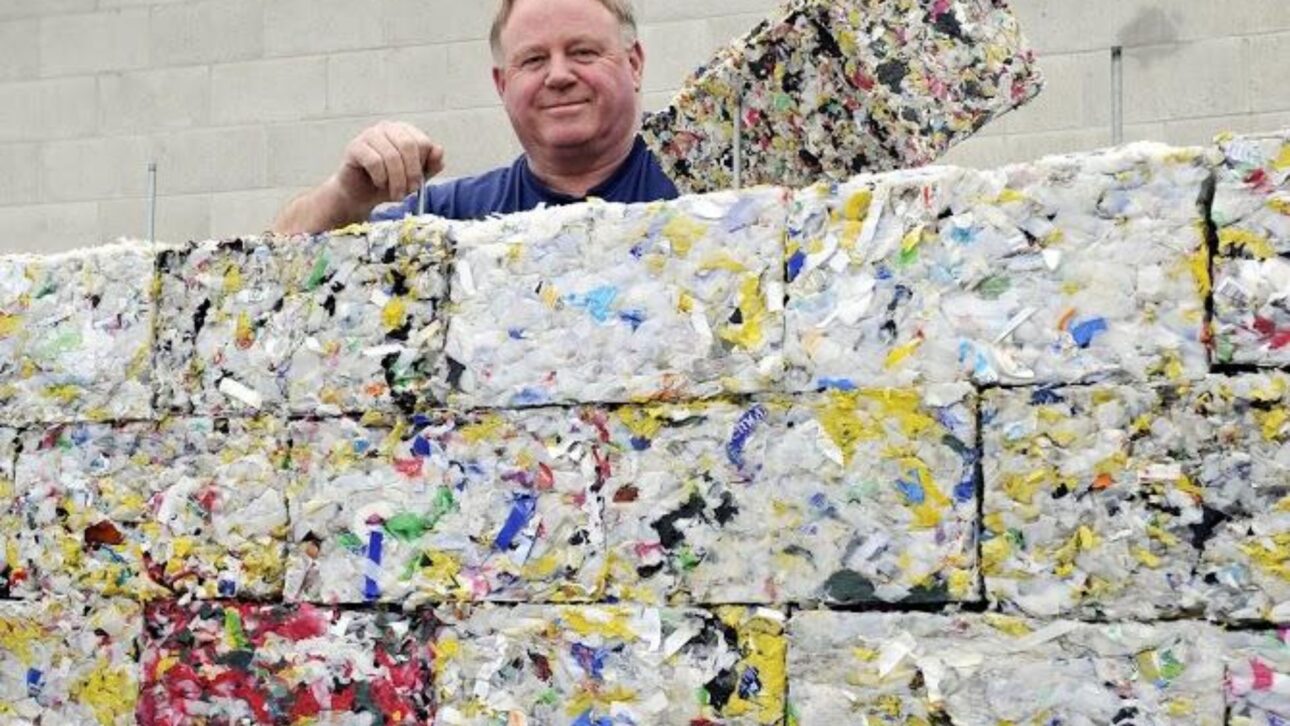 Pesquisa da UFPB testa peça de plástico reciclado para substituir madeira em casas e reaproveitar resíduos na construção civil brasileira.