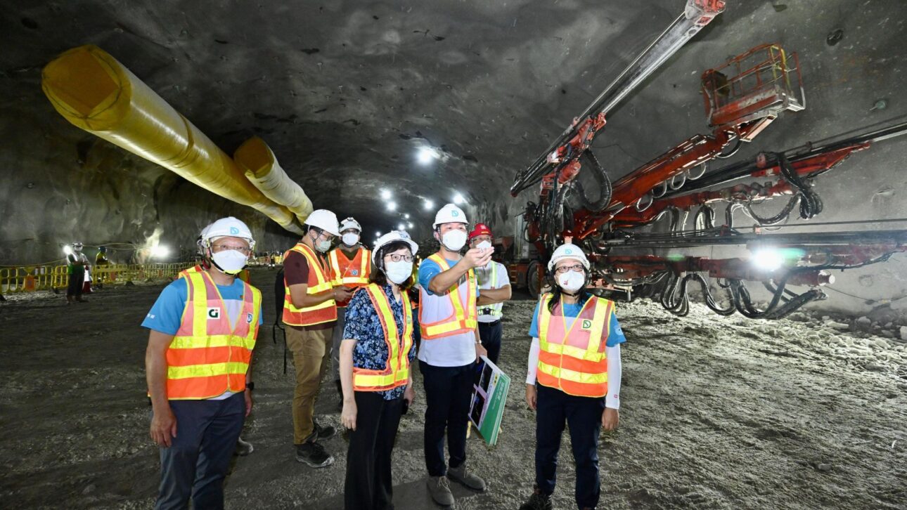 Hong Kong constrói uma estação de esgoto dentro de uma montanha para atender 700 mil pessoas e liberar 28 hectares urbanos em Sha Tin.
