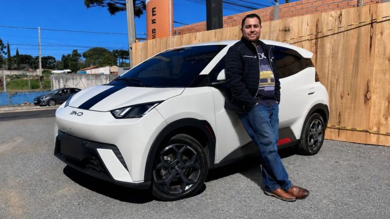 Jonathan Machado de Souza e seu BYD Dolphin Mini, que apresentou problemas nos dois semieixos em sequência (Arquivo Pessoal/Reprodução)