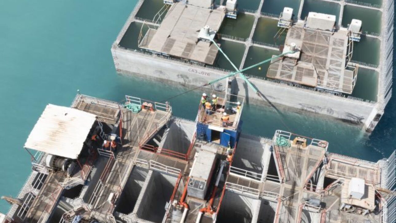Marrocos instala 148 caixões de concreto no Mediterrâneo para criar quebra-mar gigante no Nador West Med e reforçar rotas globais.