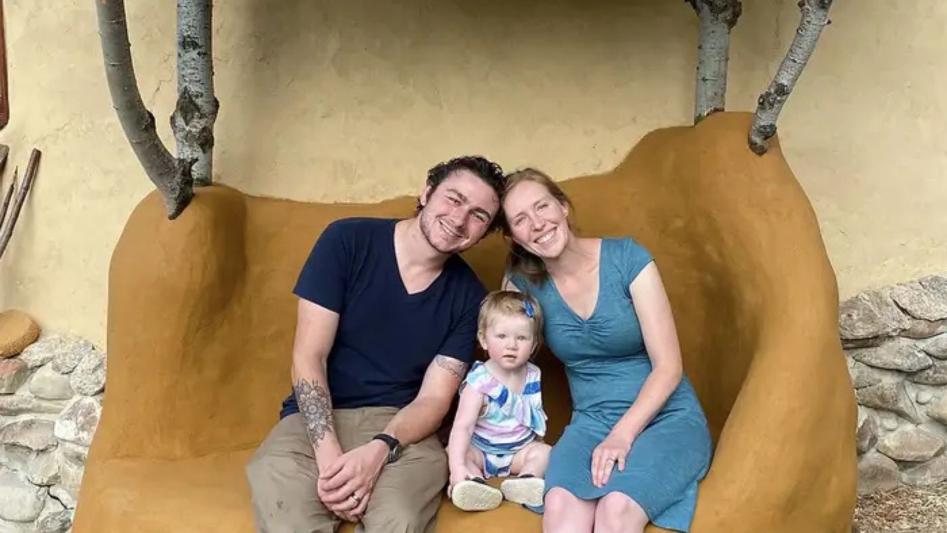 Casal sem experiência constrói casa de cob em Montana por menos de US$ 20 mil e vive sem hipoteca com argila, areia e palha.