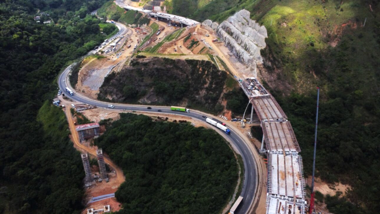 Nova Serra das Araras avança na Via Dutra com 8 faixas, 24 viadutos e rampas de escape para melhorar o tráfego entre RJ e SP na BR-116.