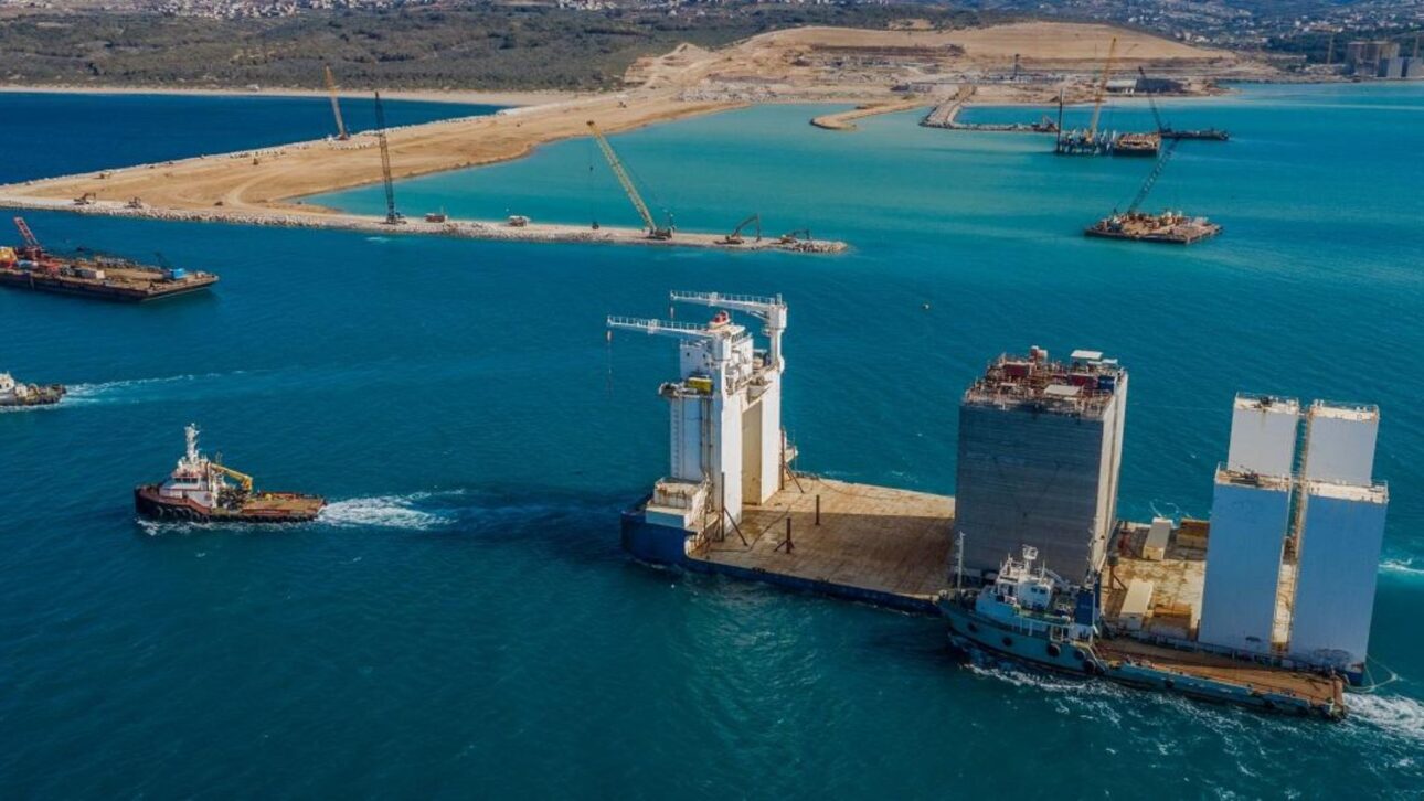 Marrocos instala 148 caixões de concreto no Mediterrâneo para criar quebra-mar gigante no Nador West Med e reforçar rotas globais.