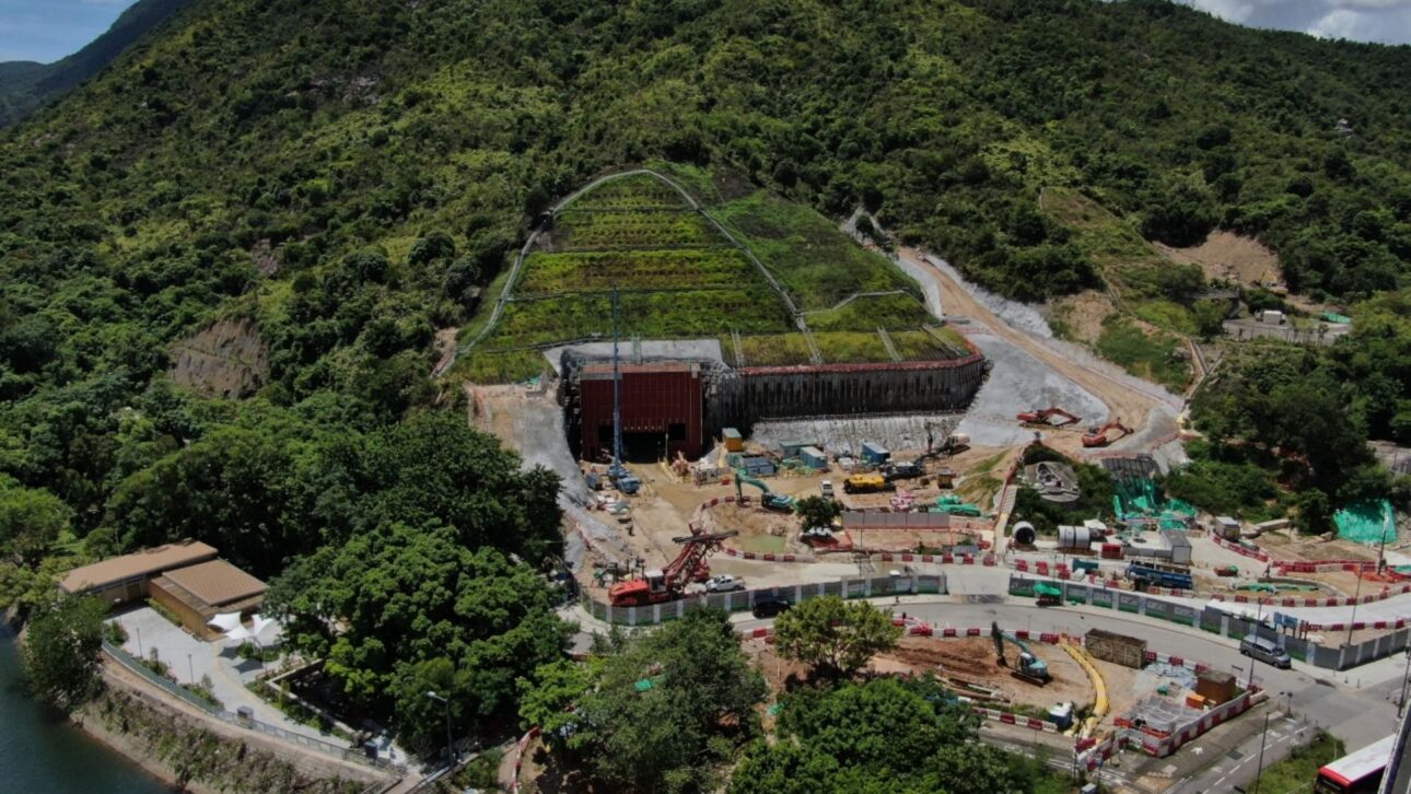 Hong Kong constrói uma estação de esgoto dentro de uma montanha para atender 700 mil pessoas e liberar 28 hectares urbanos em Sha Tin.