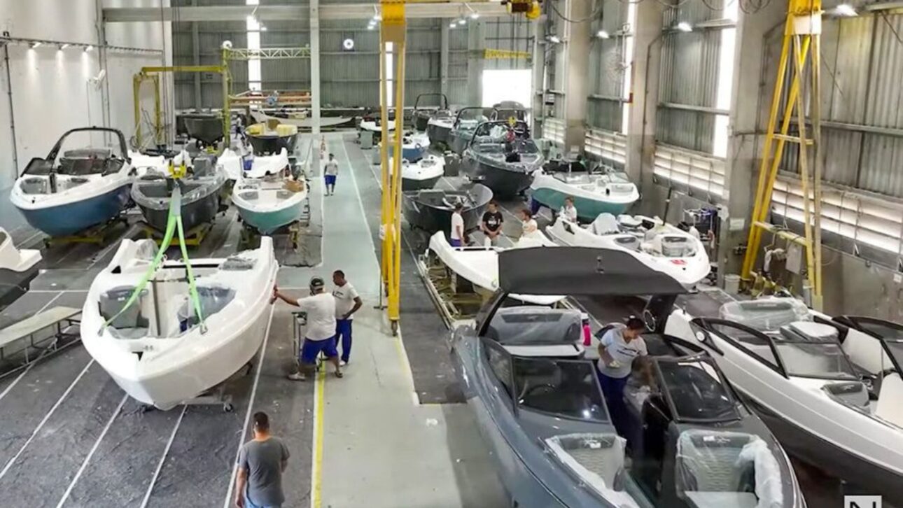 Fibrafort dobra fábrica em Itajaí para 20 mil m², ganha piscinas de testes e mira produzir mil barcos por ano até 2032 em SC. Foto: Victor Santos/ Revista Náutica