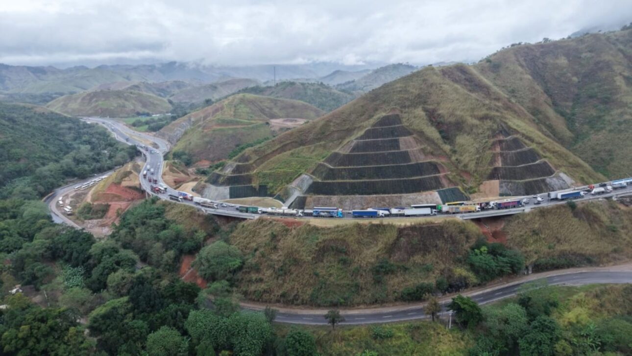 Nova Serra das Araras avança na Via Dutra com 8 faixas, 24 viadutos e rampas de escape para melhorar o tráfego entre RJ e SP na BR-116.