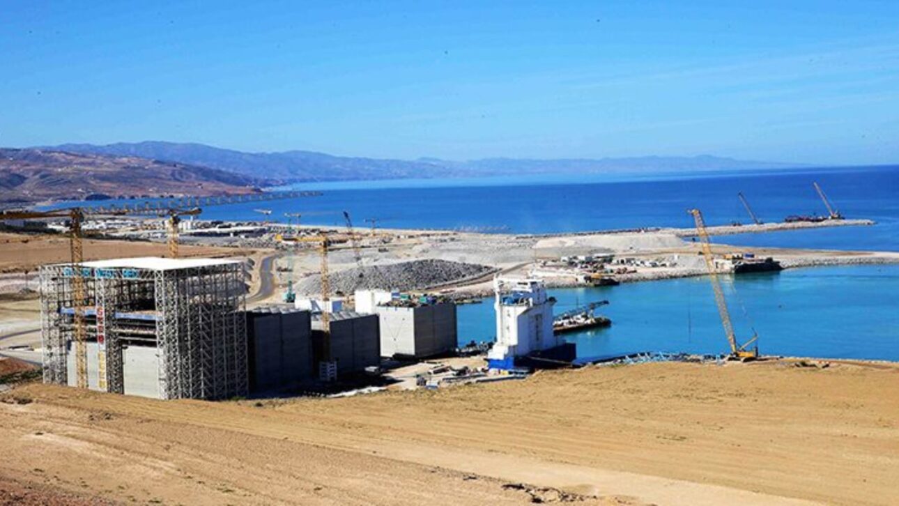 Marrocos instala 148 caixões de concreto no Mediterrâneo para criar quebra-mar gigante no Nador West Med e reforçar rotas globais.