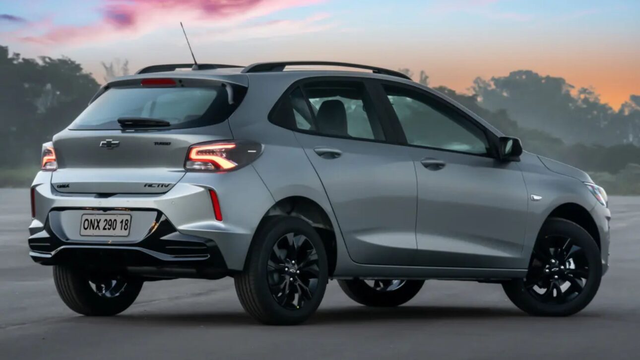 Chevrolet Onix Eco 2027 estreia com motor 1.0 turbo a etanol, câmbio automático e preço promocional abaixo de R$ 100 mil no Brasil.