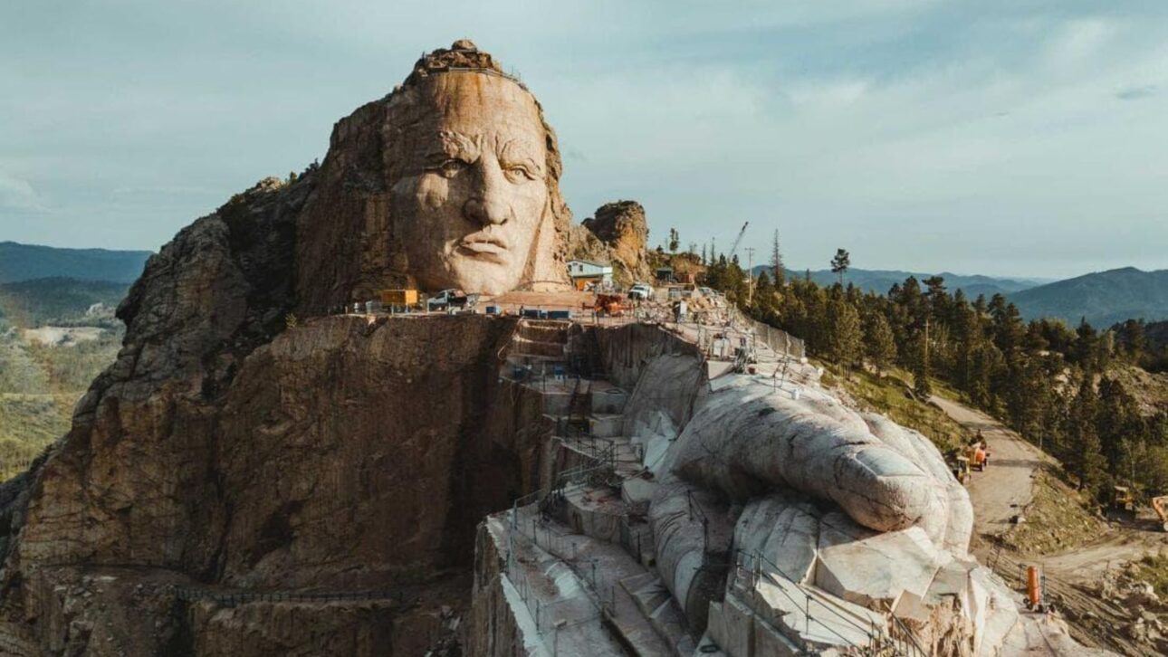 Monumento de Cavalo Louco transforma montanha nos EUA em escultura de 172 metros, construída há décadas e ainda sem data para terminar.