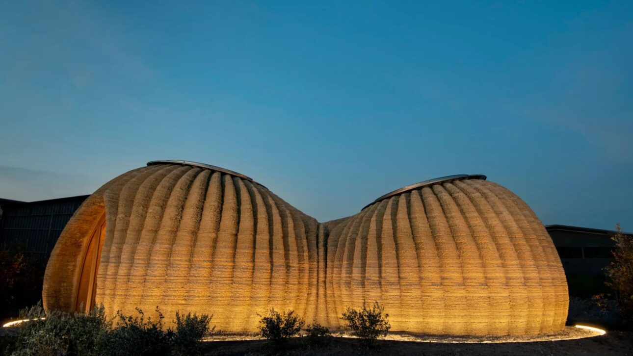 Impressora 3D usa terra local para construir casas em camadas, reduzir materiais e melhorar o conforto térmico na construção civil brasileira.