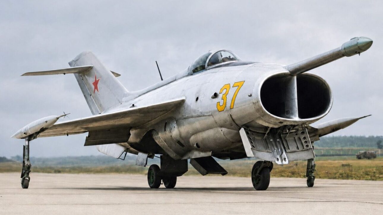Conheça o Yakovlev Yak-36, jato soviético VTOL com motores e bocais móveis que abriu caminho ao Yak-38, mas nunca virou arma de combate.