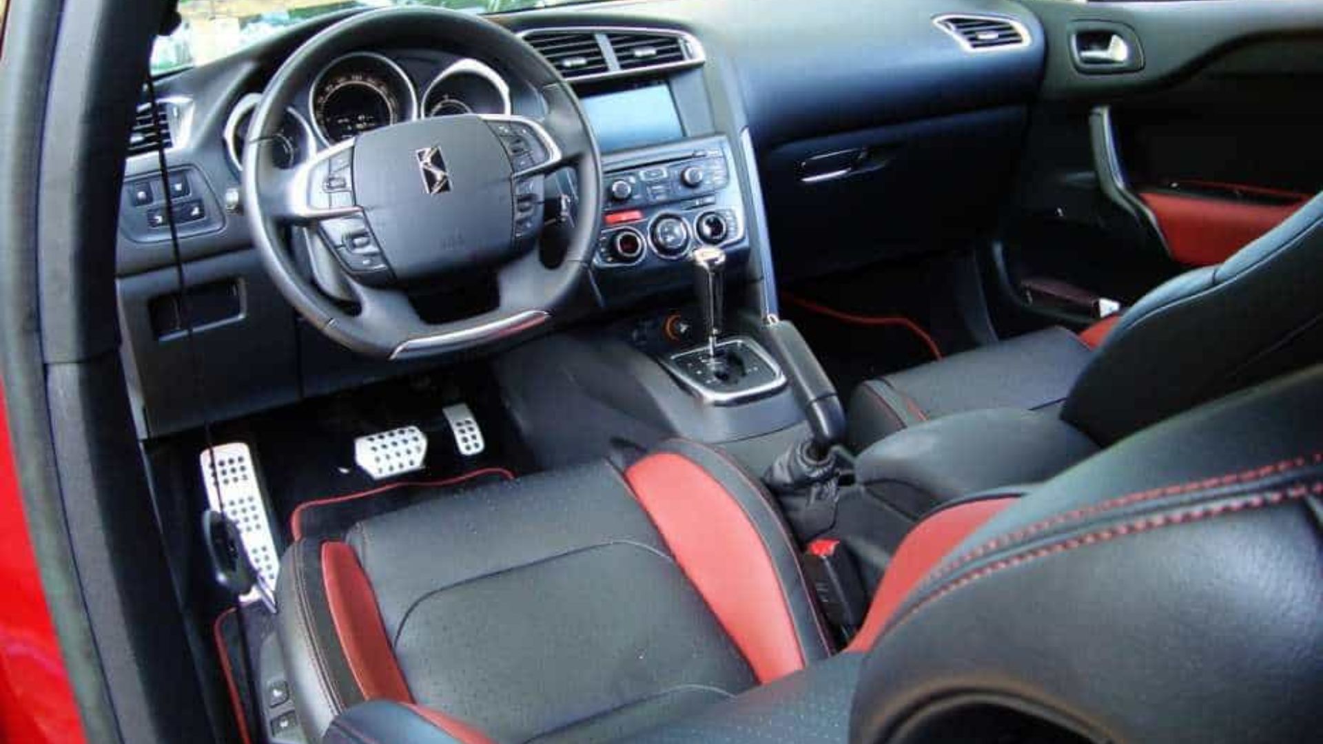 Citroën DS4 2014 tem motor 1.6 turbo de 165 cv, câmbio automático, Fipe de R$ 52,3 mil e desempenho acima de hatches populares usados.