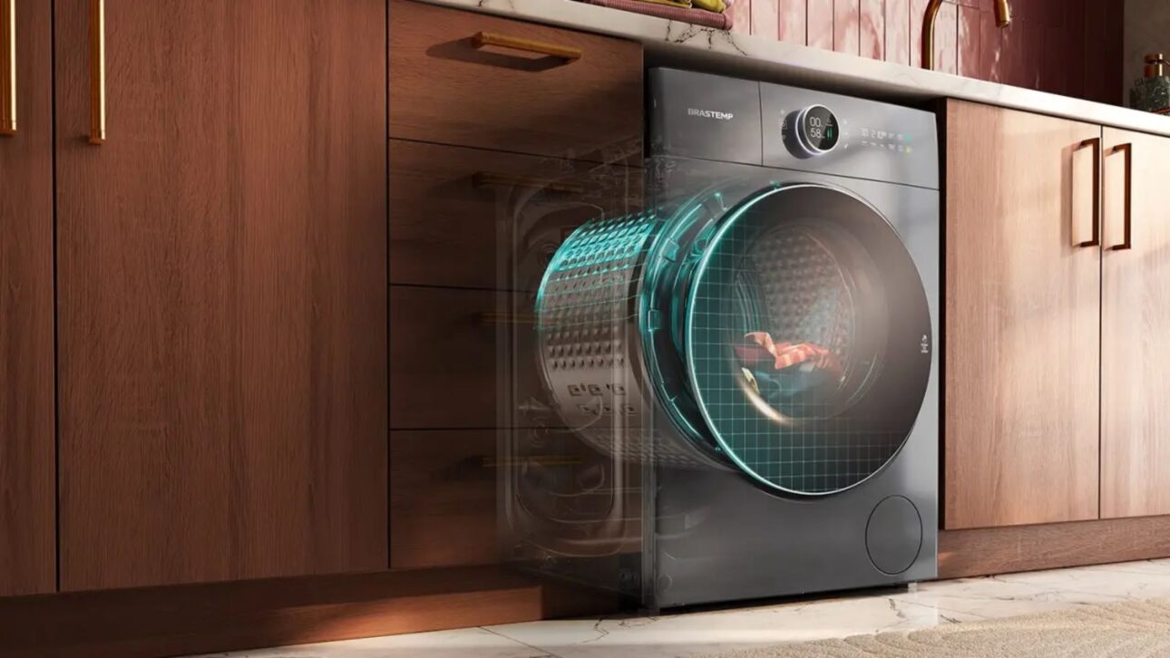 Nova Lava e Seca Brastemp BNQ14 usa ozônio, sensores e autodosagem para higienizar roupas, objetos e até celular sem água em ciclos smart.