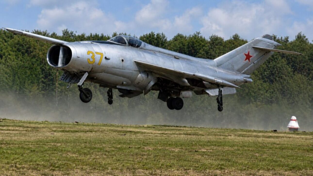 Conheça o Yakovlev Yak-36, jato soviético VTOL com motores e bocais móveis que abriu caminho ao Yak-38, mas nunca virou arma de combate.