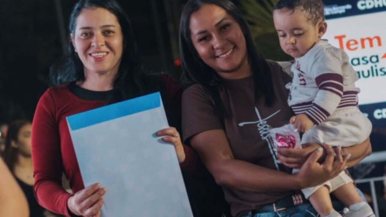 São Bernardo entrega 296 apartamentos a famílias removidas de área de risco, em parceria com o Estado e a CDHU, após anos de espera.