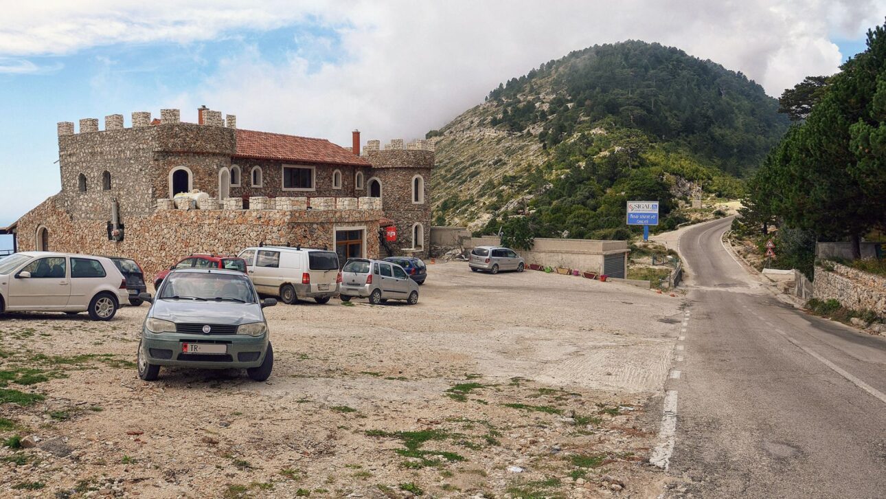 Estrada no passo de Llogara atravessa o relevo elevado de Vlorë, região agora conectada ao litoral sul da Albânia pelo novo túnel. (Imagem: Pasztilla, Attila Terbócs/Wikimedia Commons)