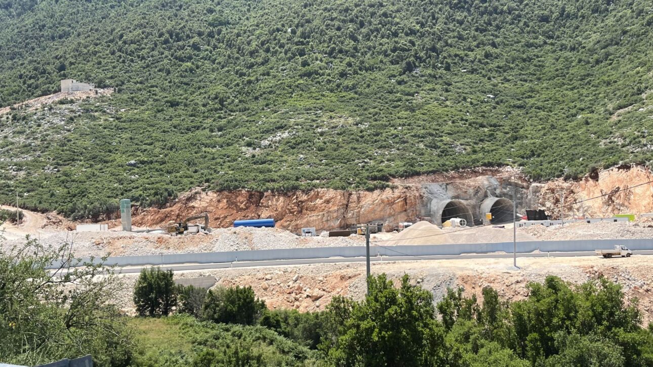 Obras do Túnel de Llogara avançam sob as montanhas de Dukat, no sul da Albânia, para criar uma ligação direta com a Riviera Albanesa. (Imagem: Albinfo/Wikimedia Commons)