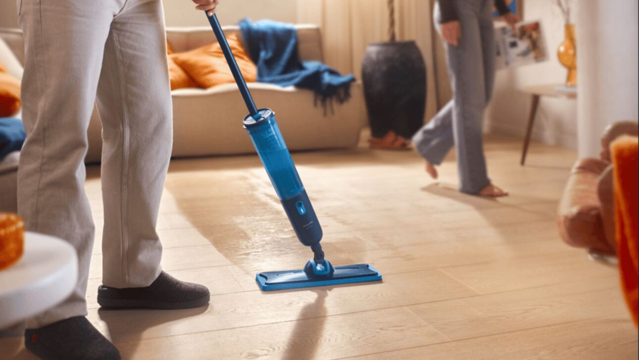 Philips OneUp separa água limpa da suja, usa até 90% menos água, reduz bactérias e funciona por até 70 minutos sem fio na limpeza de pisos.