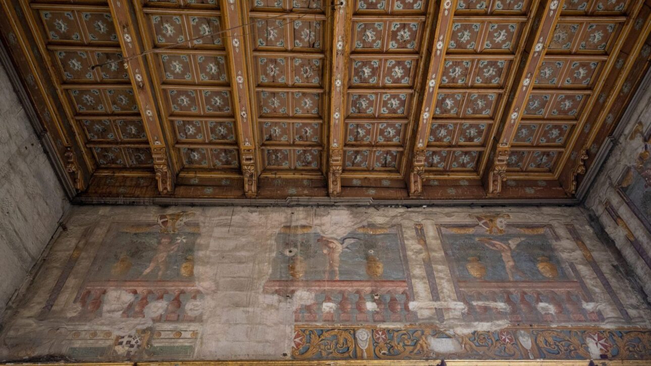 Afrescos de 400 anos são revelados no Palácio do Grão-Mestre, em Malta, após retirada de telas históricas durante restauração do local.