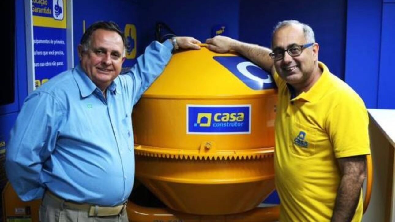 Expedito Arena e Altino Cristofoletti aparecem ao lado de uma betoneira da Casa do Construtor, rede de aluguel de equipamentos no Brasil. (Imagem: Divulgação/Casa do Construtor via O Globo)