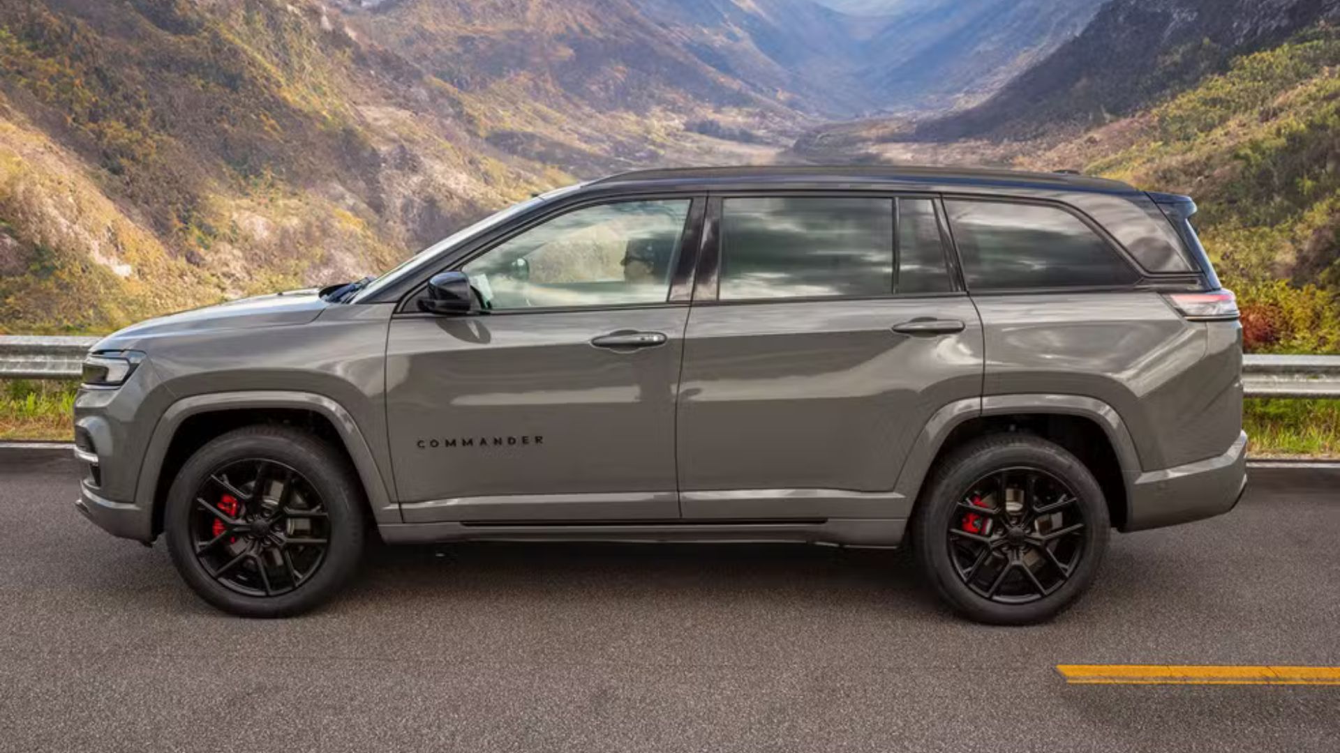 Jeep Commander Blackhawk 2026 tem motor turbo de 272 cv, tração 4×4, sete lugares, tecnologia avançada e desempenho de destaque.