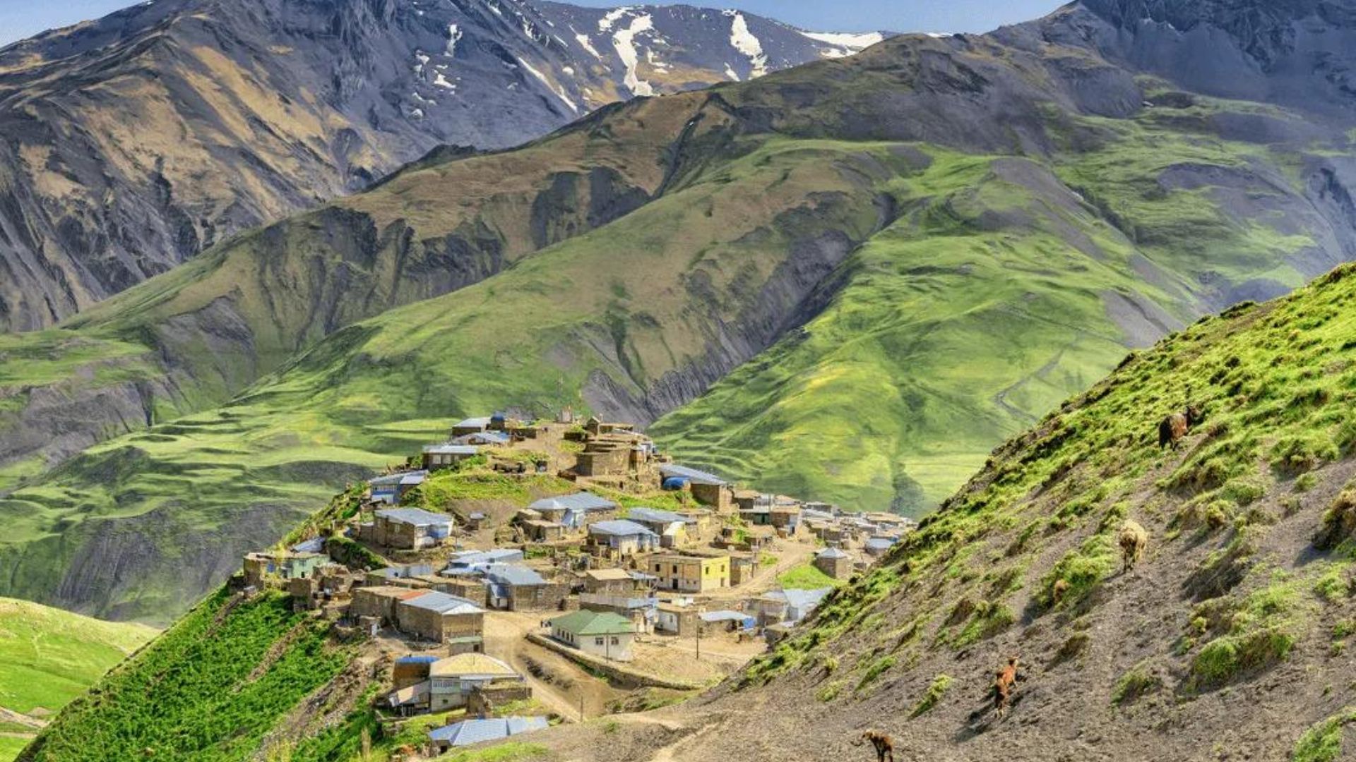 Conheça Khinalig, vilarejo histórico no Azerbaijão com idioma próprio, arquitetura única e paisagens do Cáucaso reconhecidas pela Unesco.