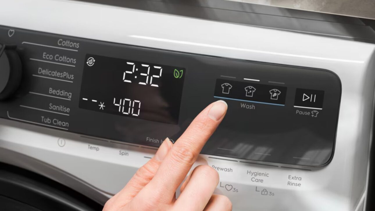 Lavadora inteligente da Electrolux tem 12 kg, ciclo de 45 minutos, vapor sanitizante, sensores e controle por app para casa conectada.