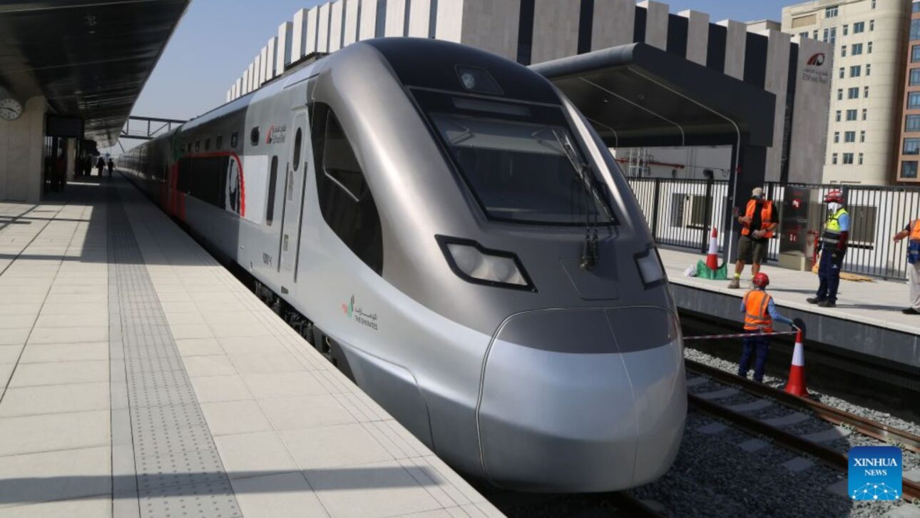 Etihad Rail inicia operação nos Emirados Árabes com trem de passageiros, rota de 1h45 e plano para conectar 11 cidades até 2030.
