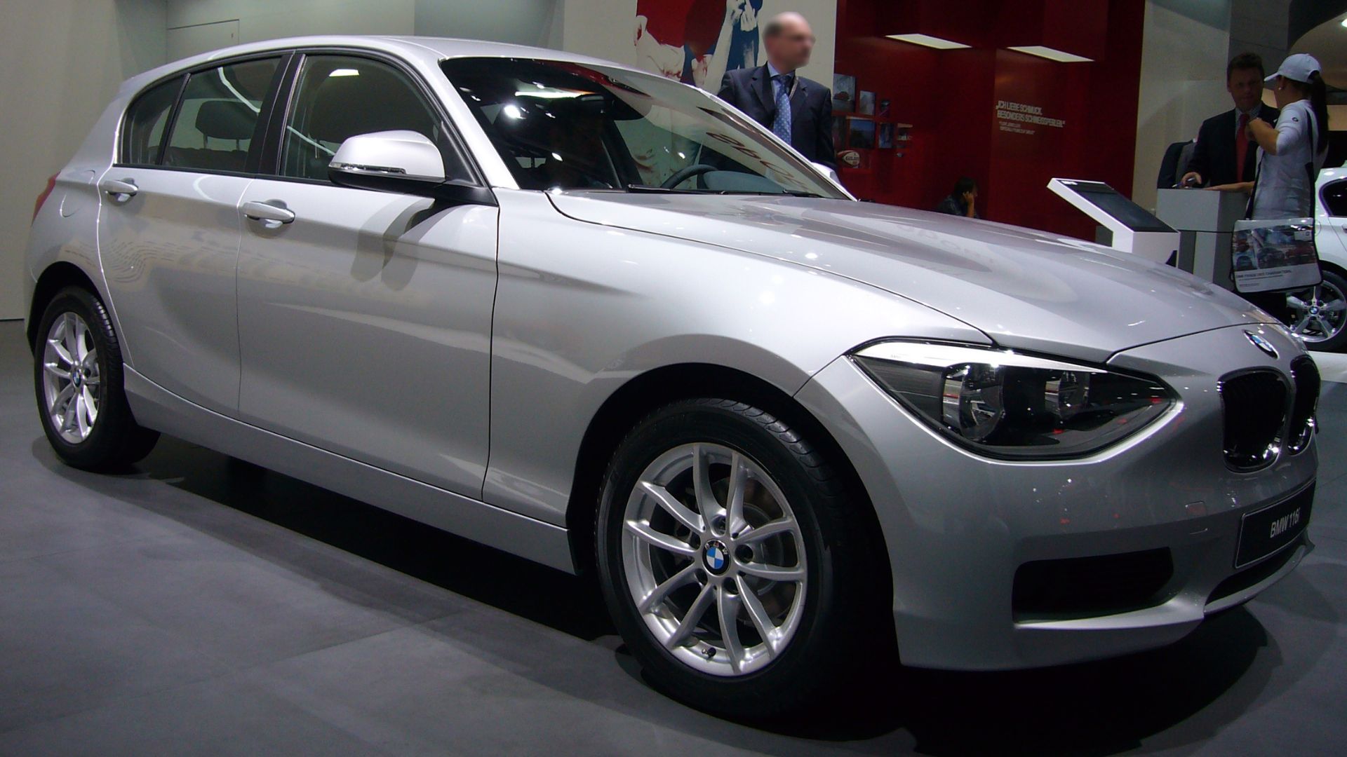 Mais barata que Polo Highline e HB20 Diamond: com motor 1.6 turbo de 136 cv, câmbio automático de 8 marchas, tração traseira e preço Fipe de R$ 68,5 mil, esta BMW esquecida entrega desempenho e sofisticação de carro premium no mercado de usados; conheça a BMW 116i 2014