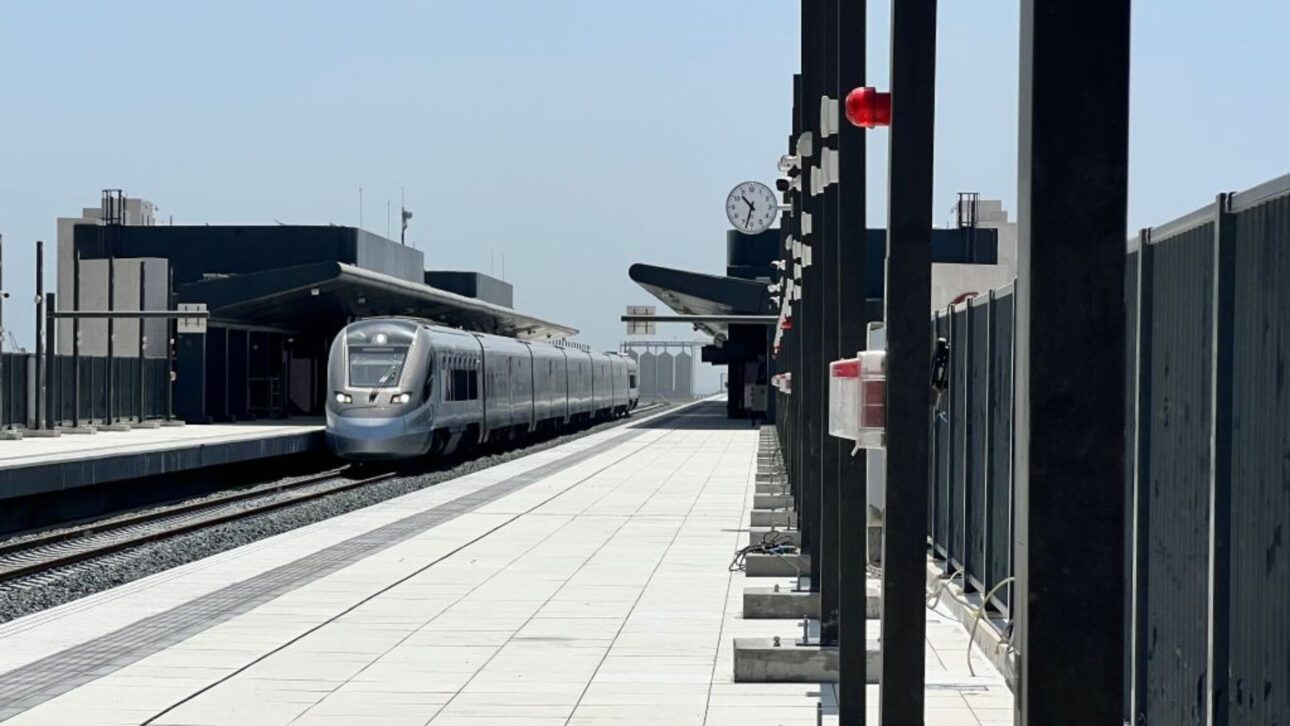 Etihad Rail inicia operação nos Emirados Árabes com trem de passageiros, rota de 1h45 e plano para conectar 11 cidades até 2030.