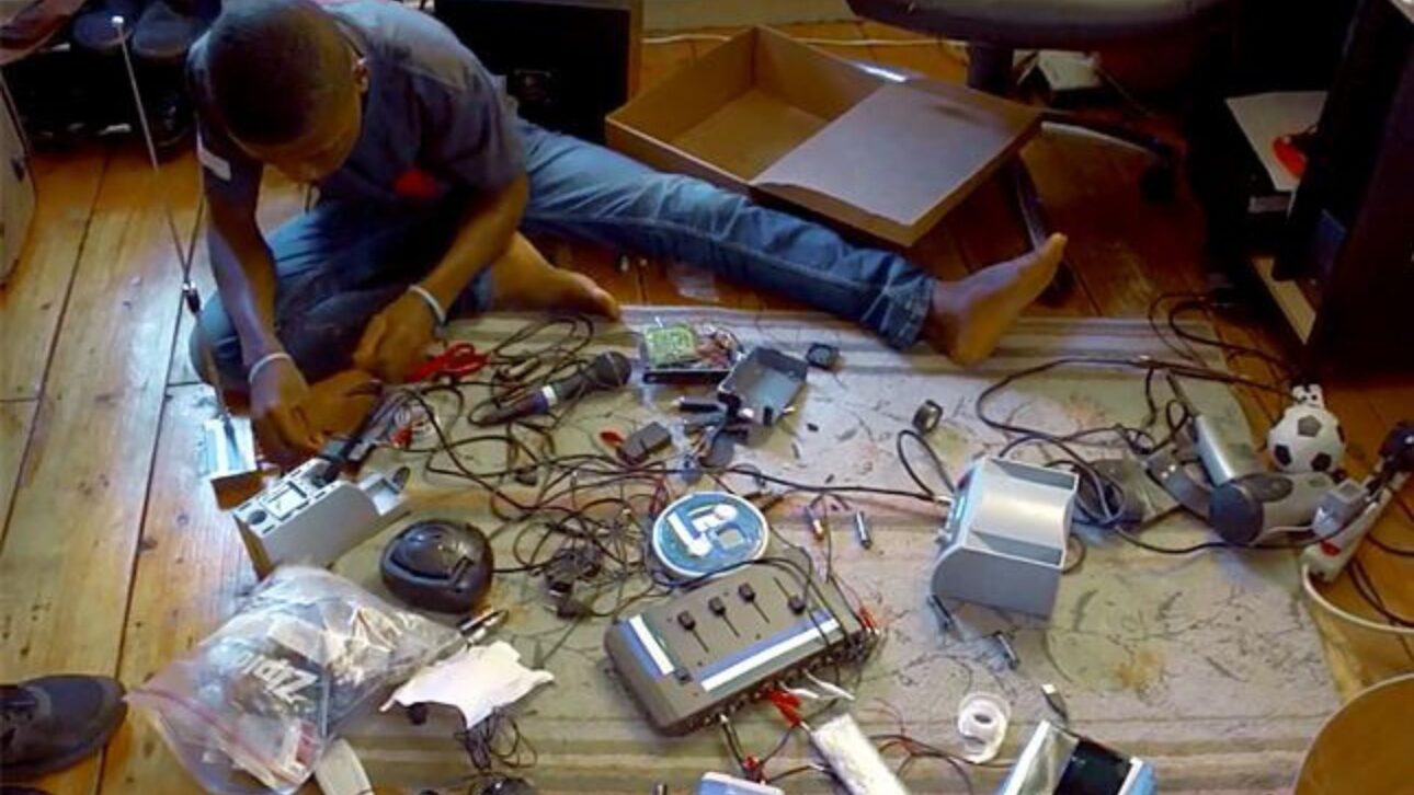 Conheça a história de Kelvin Doe, jovem de Serra Leoa que transformou sucata eletrônica em invenções e conquistou reconhecimento no MIT.