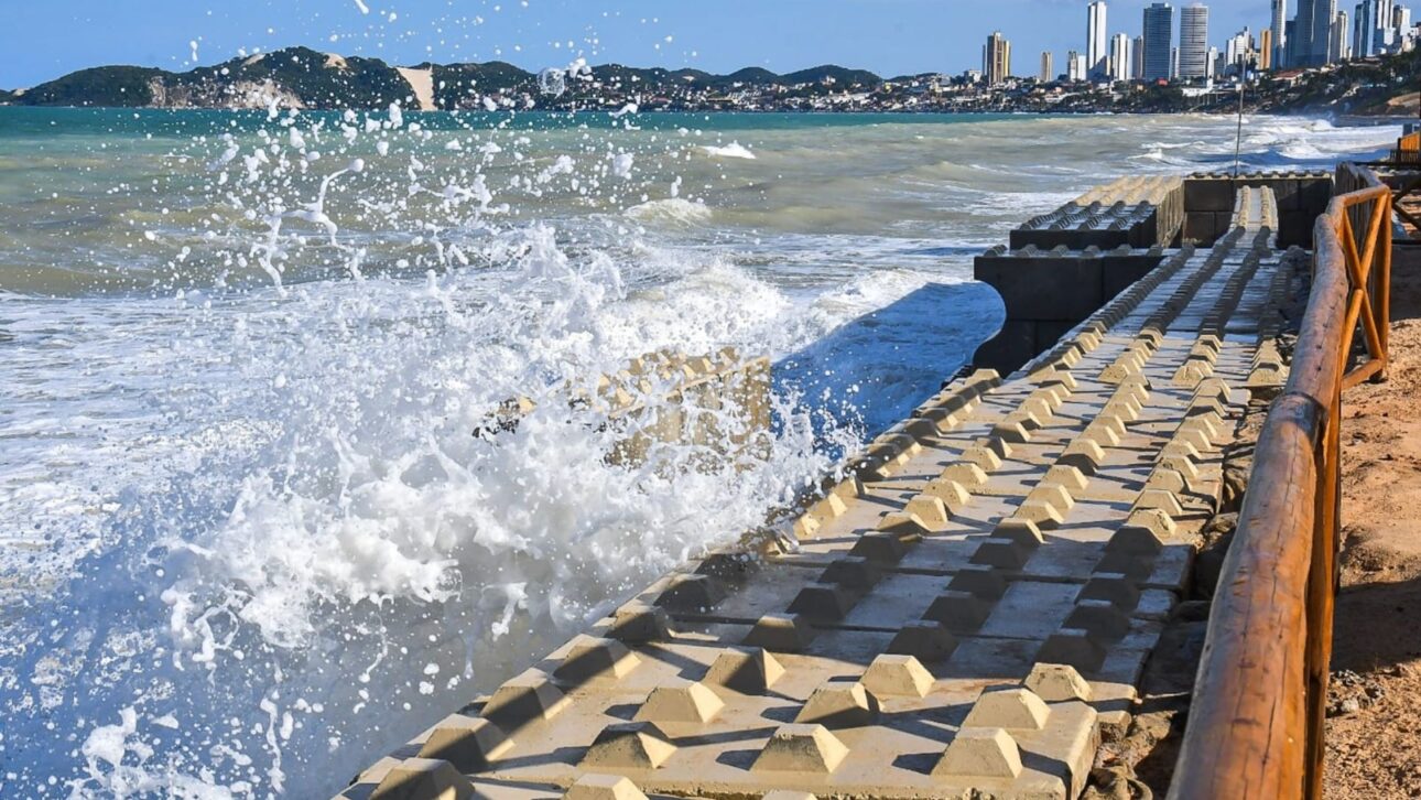Natal instalou 19 mil blocos de concreto em Ponta Negra para conter erosão, proteger calçadão e preparar a engorda da praia turística.