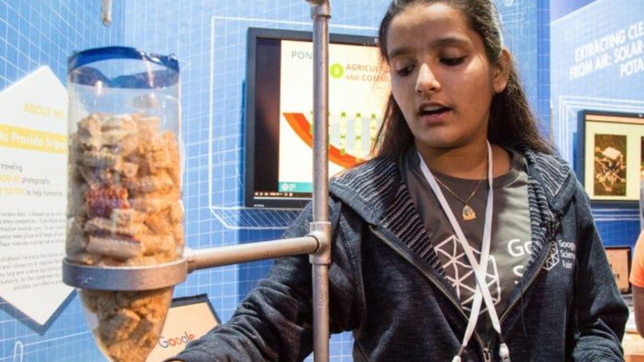 Menina indiana criou purificador de água com sabugos de milho descartados e venceu prêmio do Google por invenção de baixo custo social.