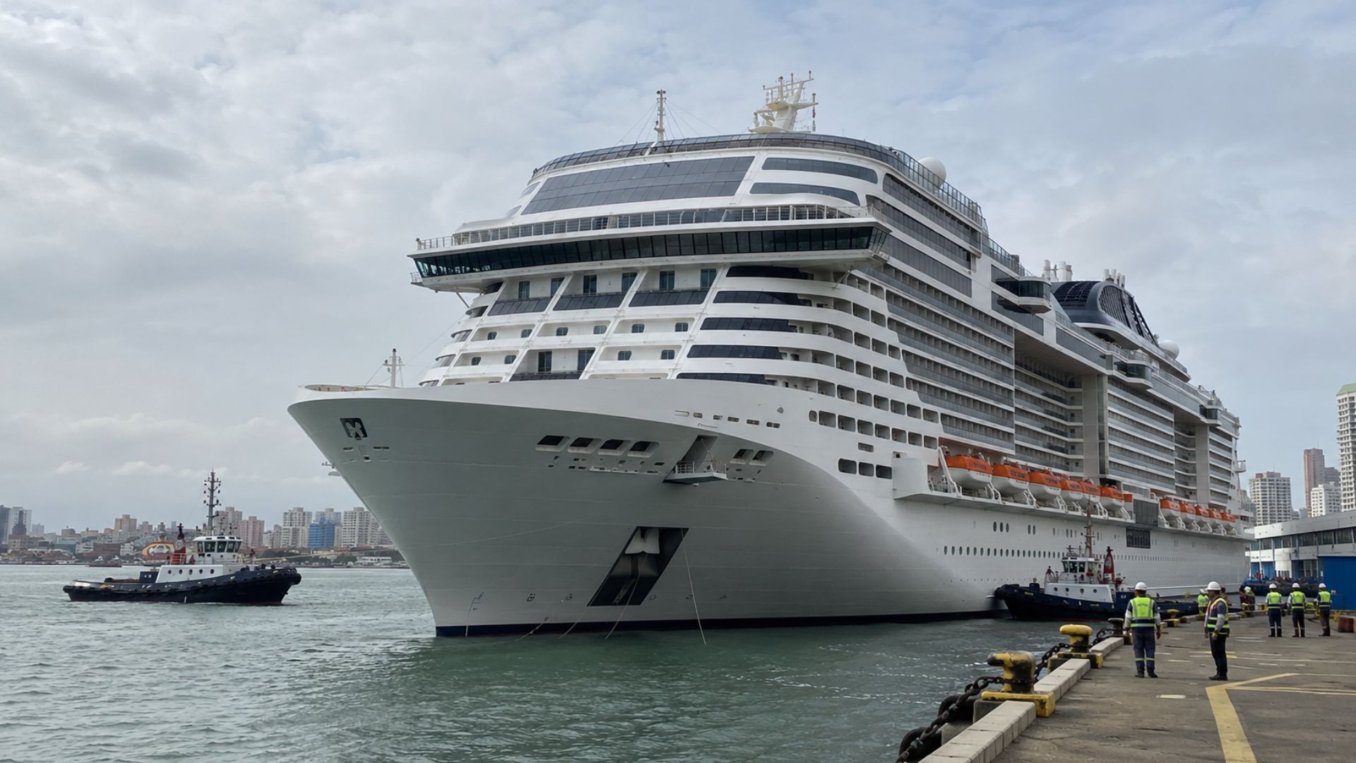 MSC Virtuosa estreia no Brasil em 2026 com 331 metros, 6.334 hóspedes, bartender robô humanoide e uma avenida interna sob teto de LED.