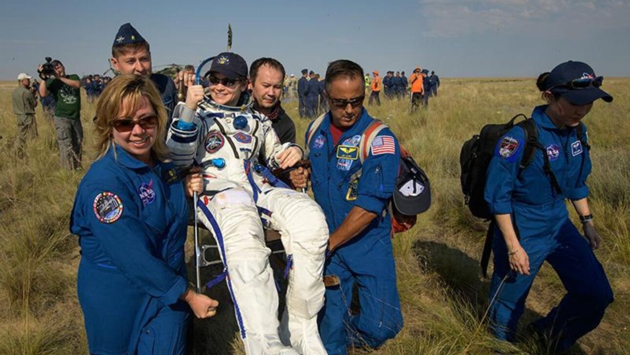 Entenda por que astronautas voltam do espaço com perda de calos nos pés, dor ao caminhar e readaptação difícil após meses em órbita.